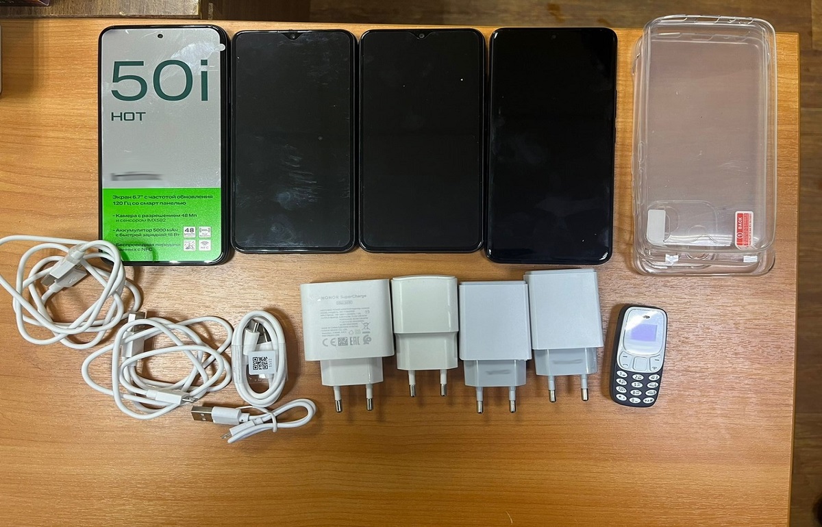 Отбывающим срок в колонии Бежецка пытались передать несколько телефонов и зарядники к ним Фото: УФСИН России по Тверской области