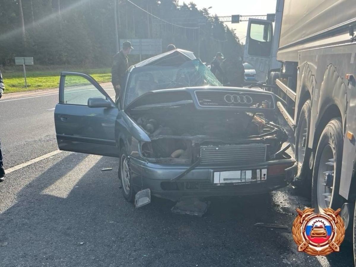 На М-10 в Тверской области в ДТП с фурой пострадал молодой водитель Фото: ГАИ На М-10 в Тверской области в ДТП с фурой пострадал молодой водитель Фото: ГАИ