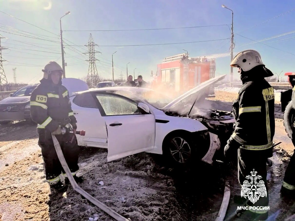 В Твери на Южном путепроводе горел автомобиль  Фото: МЧС