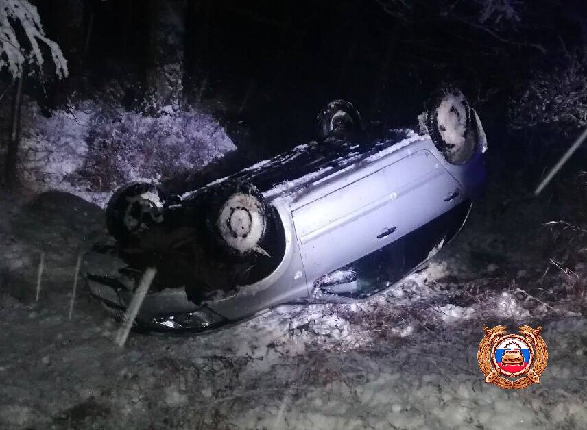 Под Торжком в Тверской области легковушка вылетела с дороги и перевернулась Фото: ГАИ