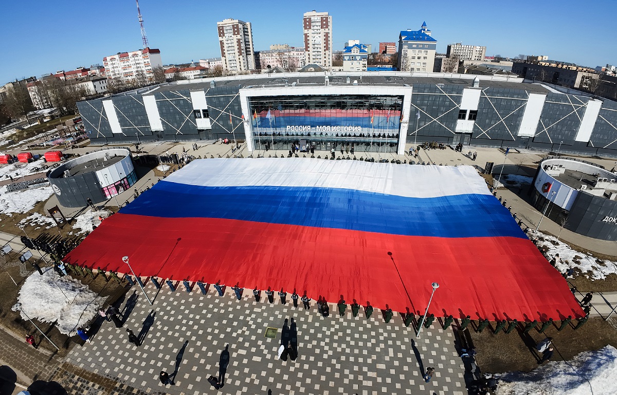Гигантский флаг России развернули в Твери  Фото: правительство Тверской области
