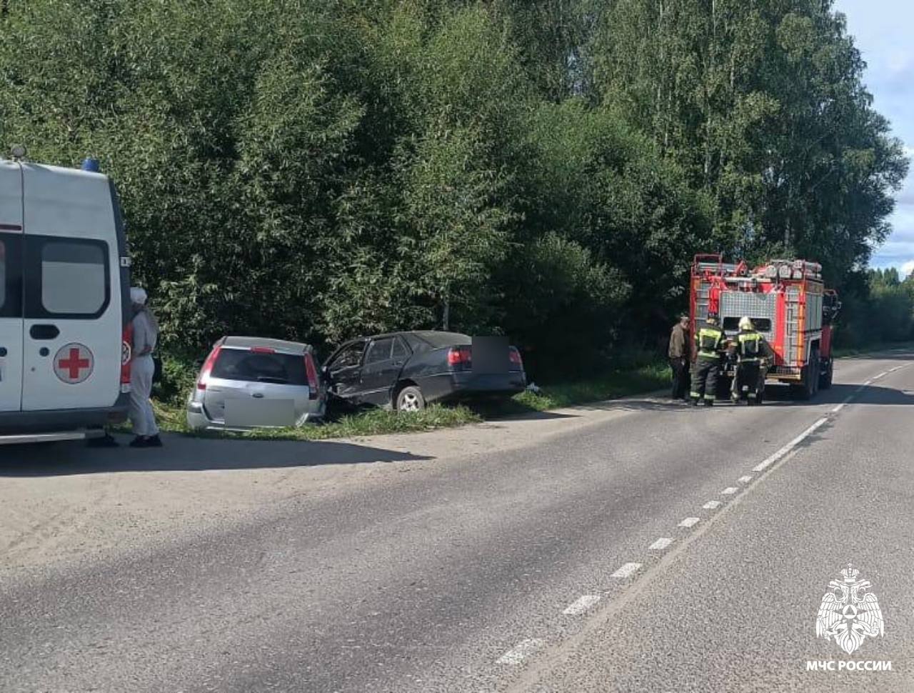 В Бежецке после ДТП две легковушки оказались в кювете Фото: ГУ МЧС России по Тверской области В Бежецке после ДТП две легковушки оказались в кювете Фото: ГУ МЧС России по Тверской области