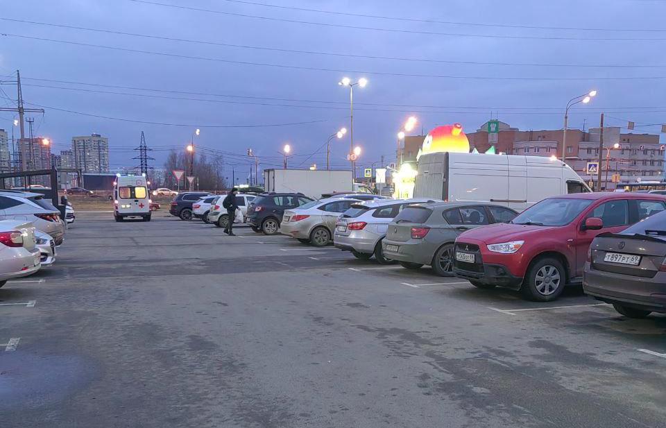 На парковке в Твери мужчина потерял сознание и упал под проезжающий автомобиль Фото: Госавтоинспекция Тверской области