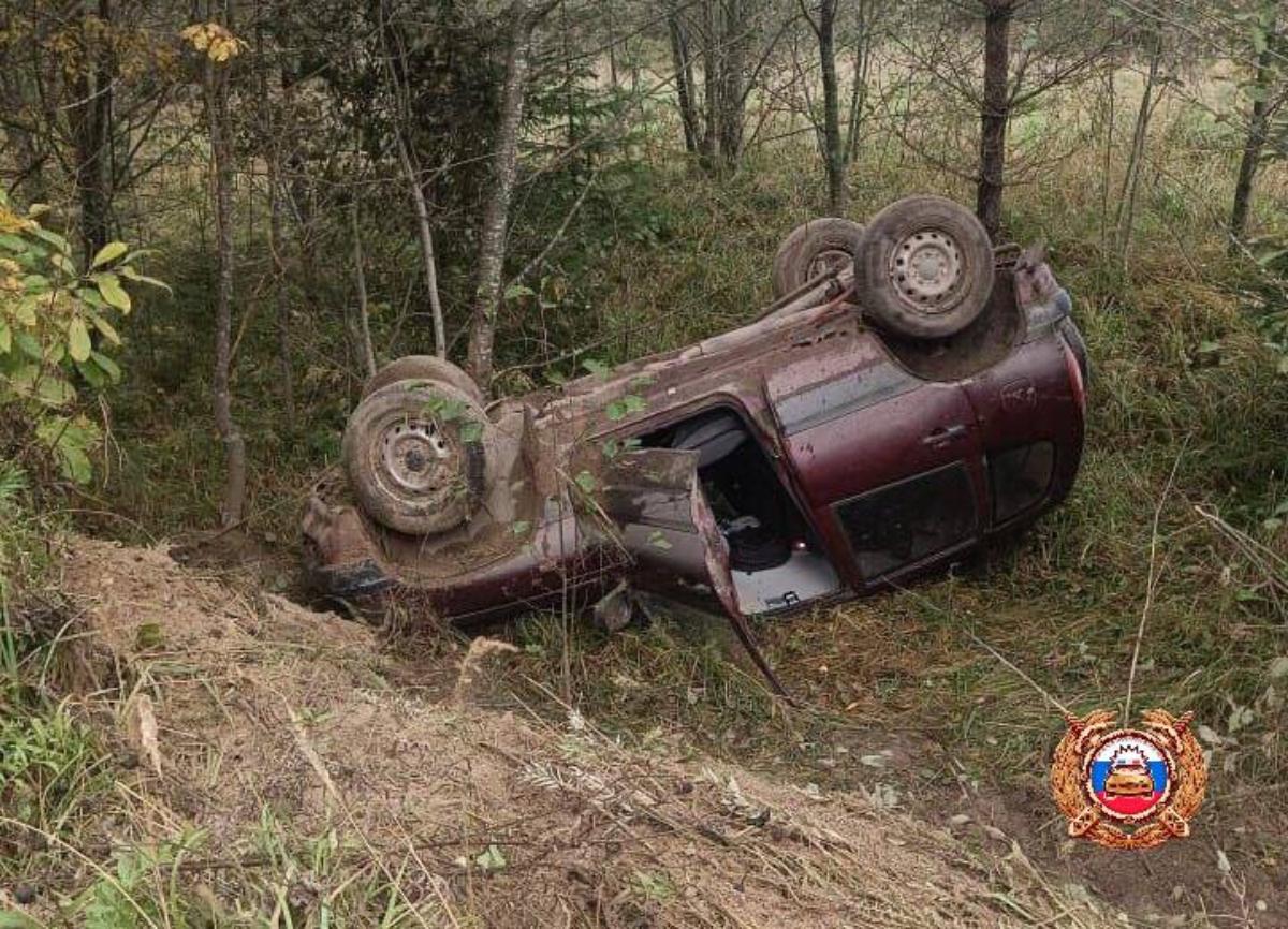 Под Максатихой в Тверской области в вылетевшем с дороги авто пострадал человек Фото: ГАИ