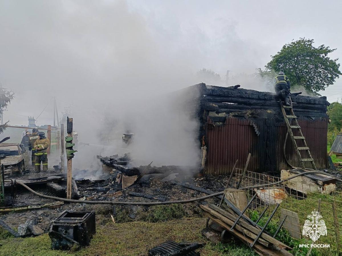 В Тверской области огонь перекинулся с автомобиля на дачный дом Фото, видео: МЧС Тверской области