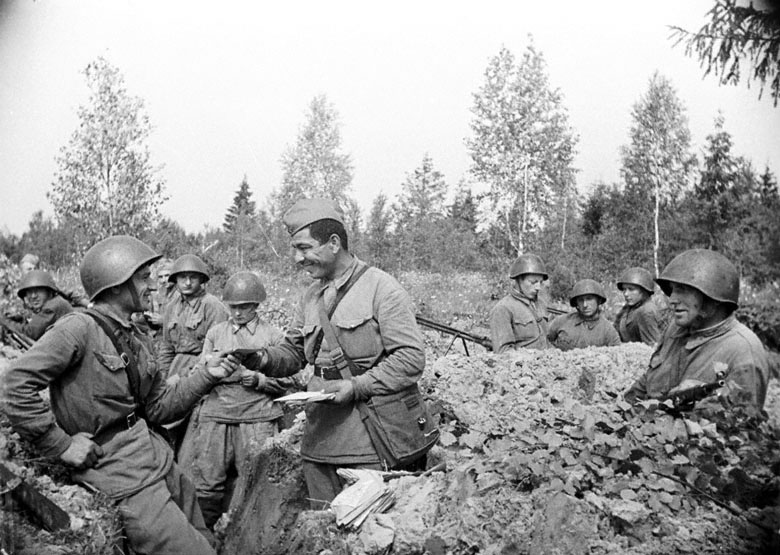 Почтальон Н-ской части раздает письма бойцам передовой линии. Автор фотографии: не установлен. Место съемки: Западный фронт. Дата съемки: 1942 г. Архив: Российский государственный архив кинофотофонодокументов. Архивный номер: арх. № 0-56937. Сайт https://victory.rusarchives.ru/photo/pochtalon-n-skoy-chasti-razdaet-pisma-boycam-peredovoy-linii