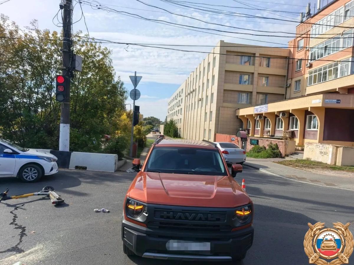 В Твери на Смоленском переулке женщина на самокате столкнулась с машиной Фото: ГАИ