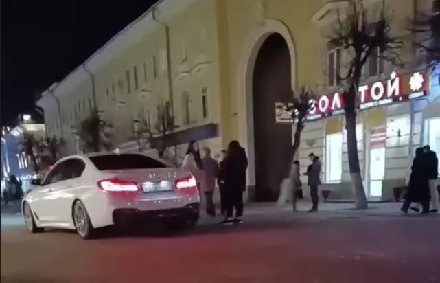 На водителя, устроившего покатушки на Трехсвятской в Твери, завели уголовное дело Фото: соцсети