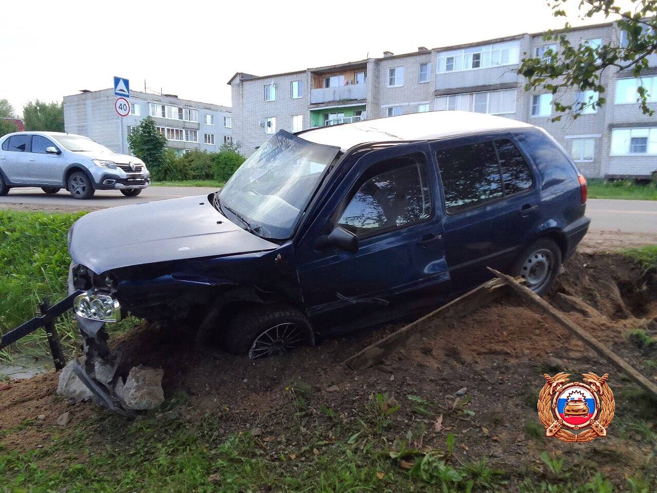 В Торопце 17-летняя девушка за рулём автомобиля устроила ДТП 