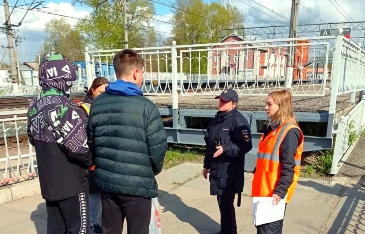 На станции Вышний Волочёк юным пассажирам напомнили о безопасности Фото: транспортная полиция