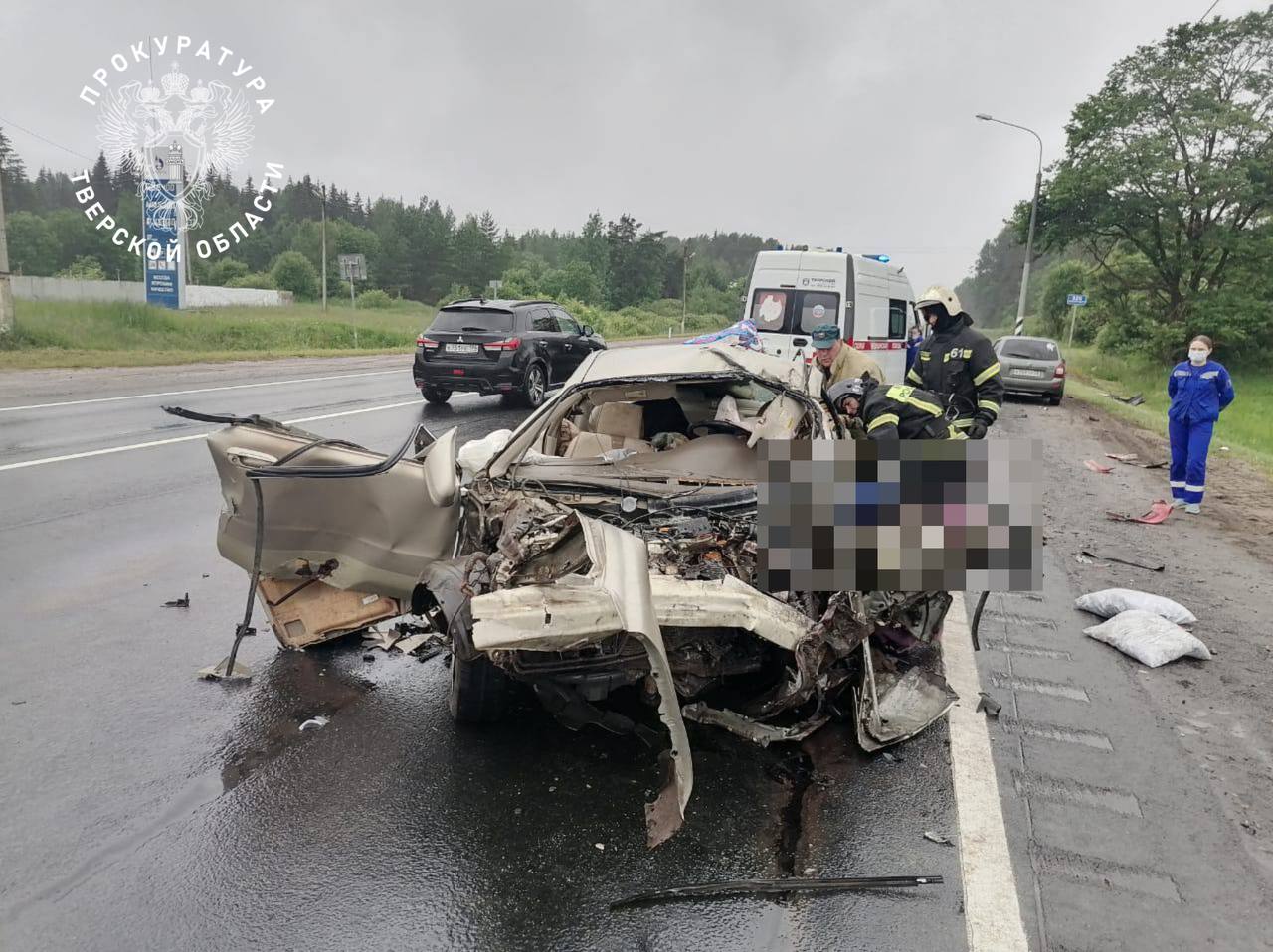 На М10 в Тверской области в ДТП грузовика с легковушкой погибли два человека