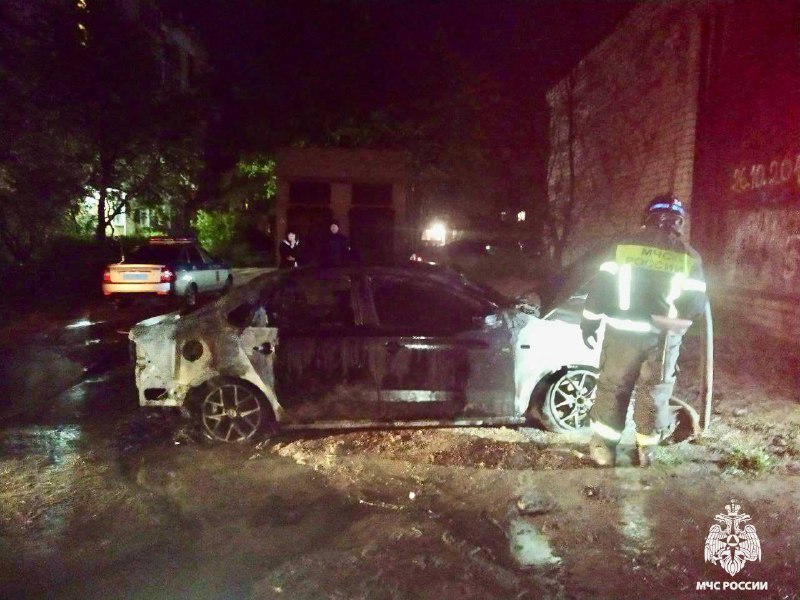 В Бологое огонь уничтожил легковой автомобиль