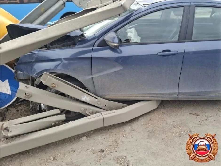 На развязке М10 в Твери легковой автомобиль въехал в ограждение Фото: ГАИ