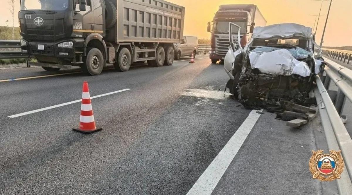 Два человека пострадали в ДТП с грузовиком на М11 под Конаково Фото: ГАИ