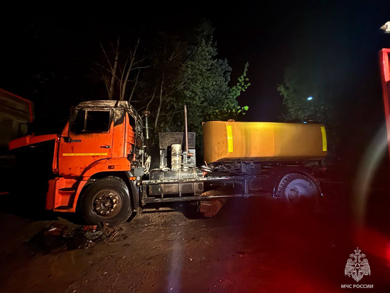 В Зубцове у грузовика запылала кабина