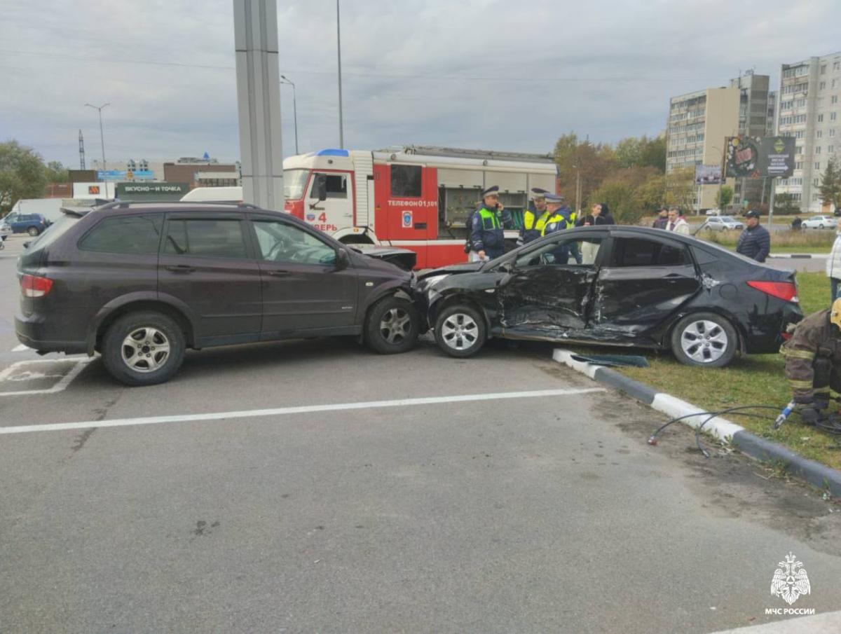 На улице Можайского в Твери столкнулись три автомобиля Фото: МЧС Тверской области