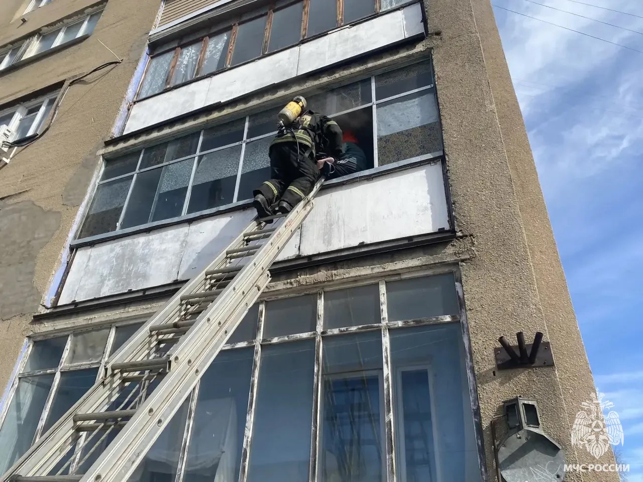 В Твери на улице Хрустальной квартира вспыхнула из-за холодильника Фото, видео: ГУ МЧС России по Тверской области