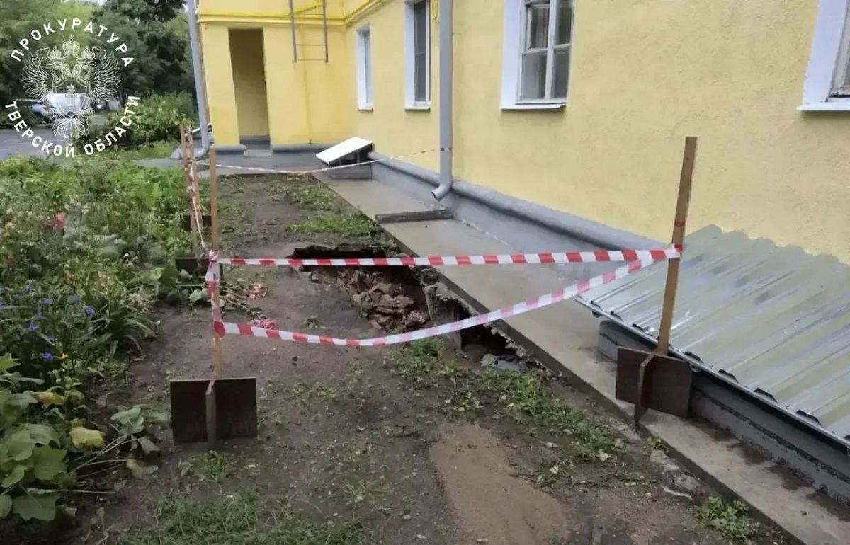 У жилого дома в Твери провалился грунт, дождем затопило подвал - новости Афанасий