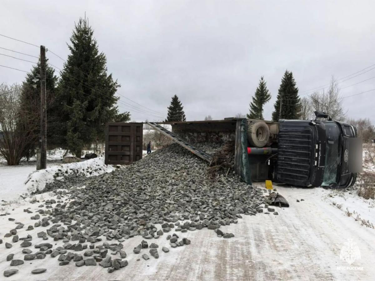 Под Тверью перевернулся грузовик со щебнем Фото: МЧС