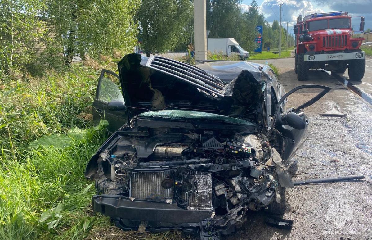 Сотрудники МЧС ликвидируют последствия ДТП с фурой в Бежецке - новости Афанасий