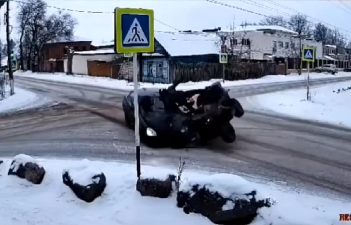В Осташкове квадроциклист перелетел через машину и выжил: видео - новости Афанасий