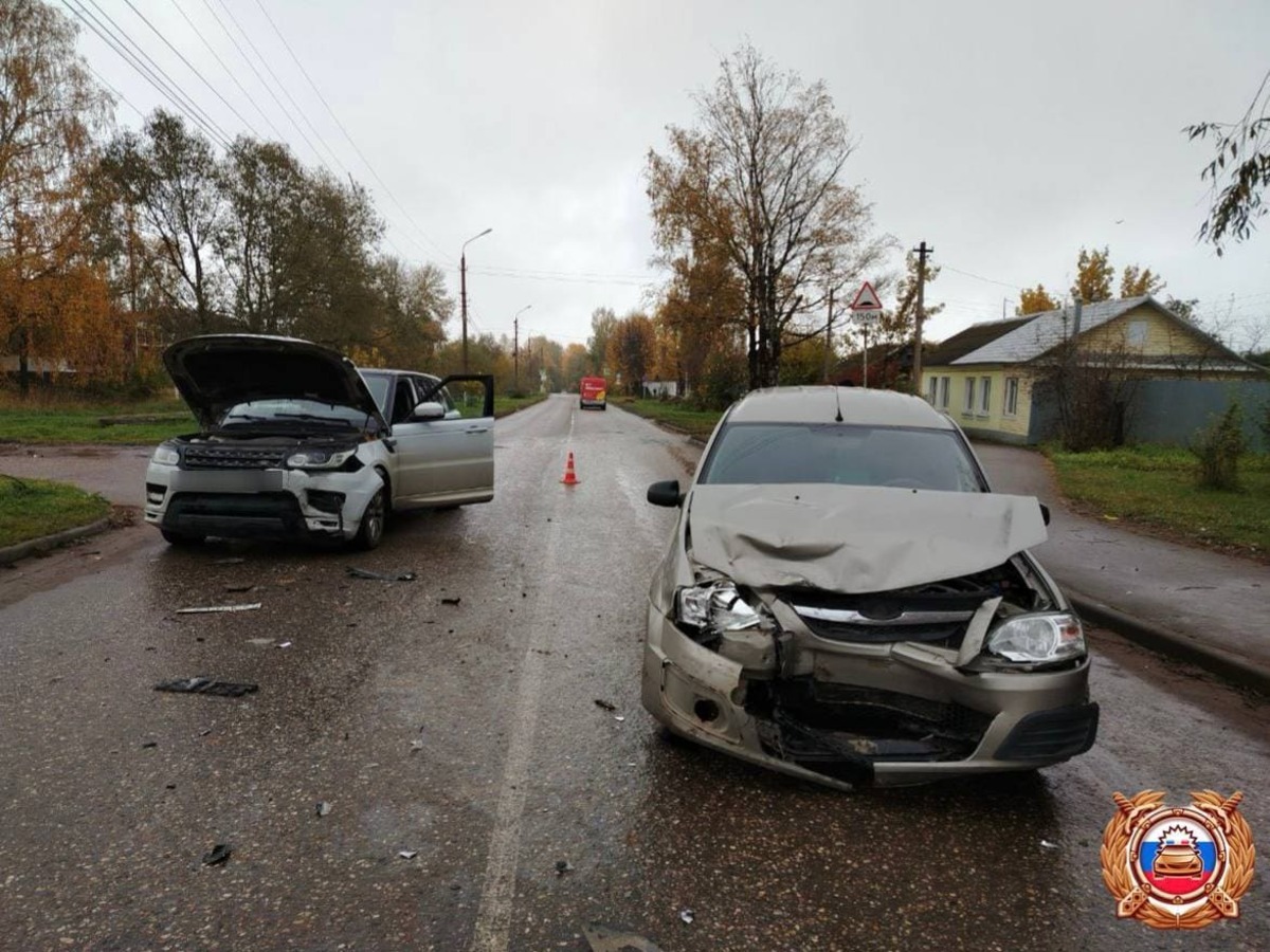 Land Rover и Largus не поделили перекресток в Торжке  Фото: ГАИ