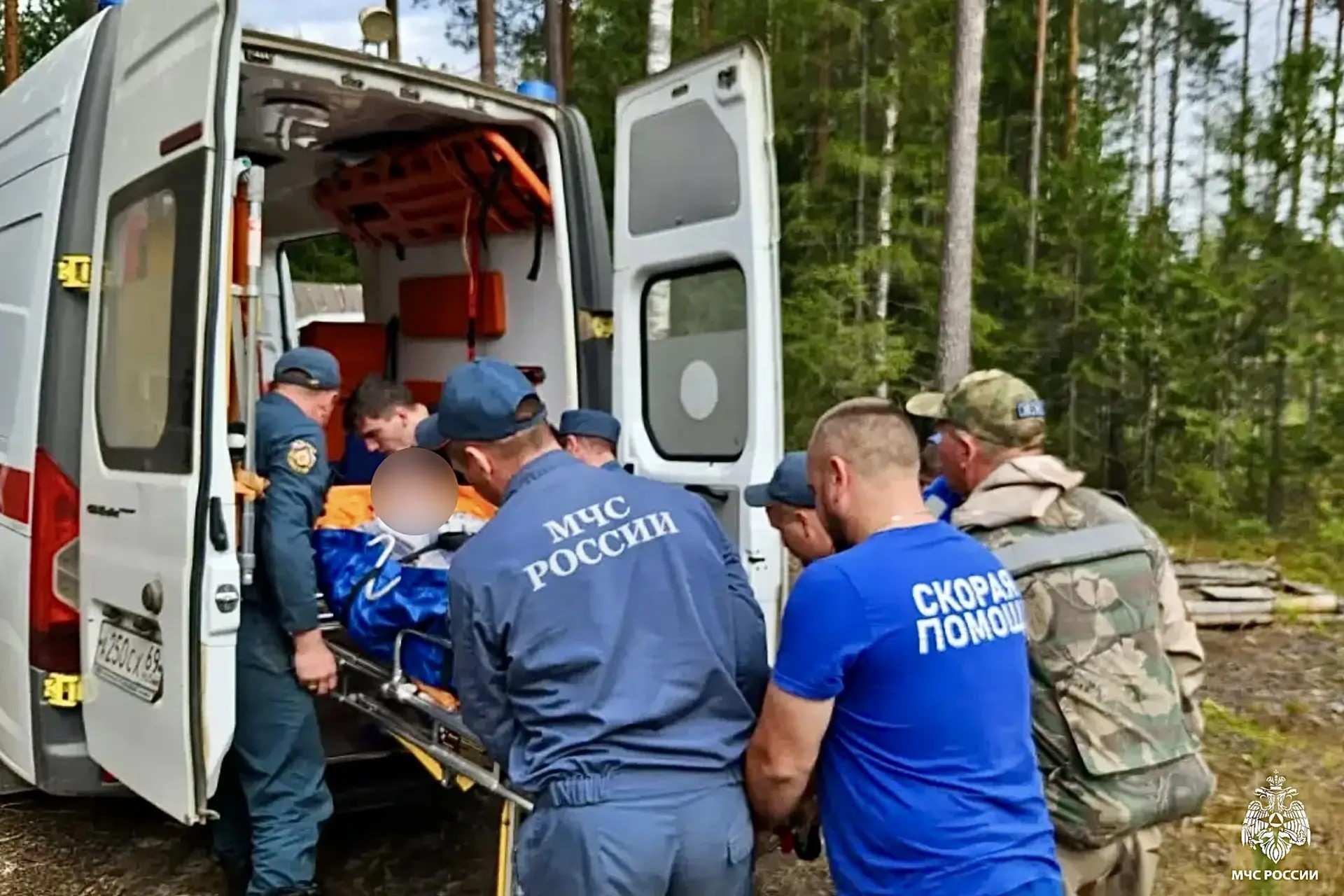 Под Бежецком мужчину пришлось выносить из леса на носилках Фото: ГУ МЧС по Тверской области