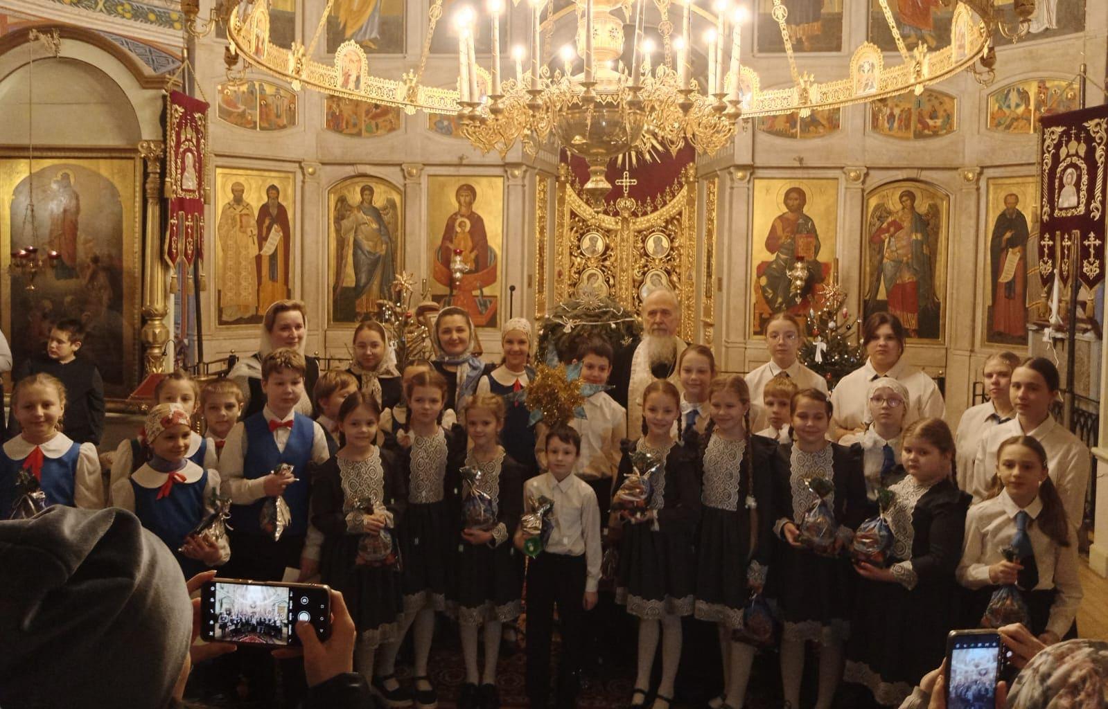 Коляда, коляда, отворяй ворота! Детские хоровые коллективы «Дружба» и «Радуга» стали участниками Рождественских праздников - новости Афанасий