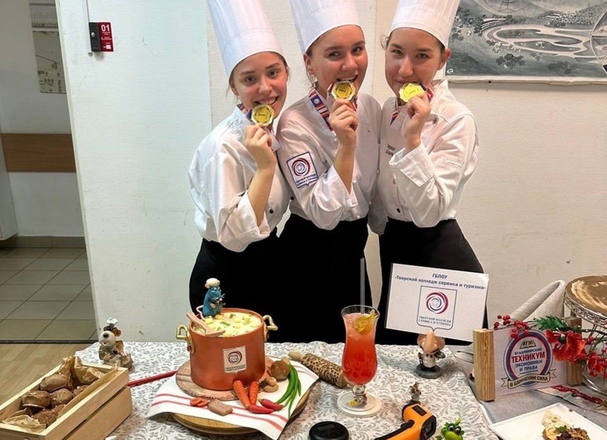 Первое место завоевали студенты из Твери на чемпионате национальной кухни «Юниорская битва кулинаров» Фото: Тверской колледж сервиса и туризма