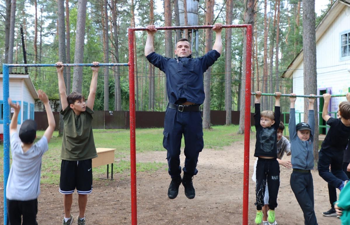 На территории летнего оздоровительного лагеря «Ровесник» состоялась «Зарядка со стражем порядка» - новости Афанасий