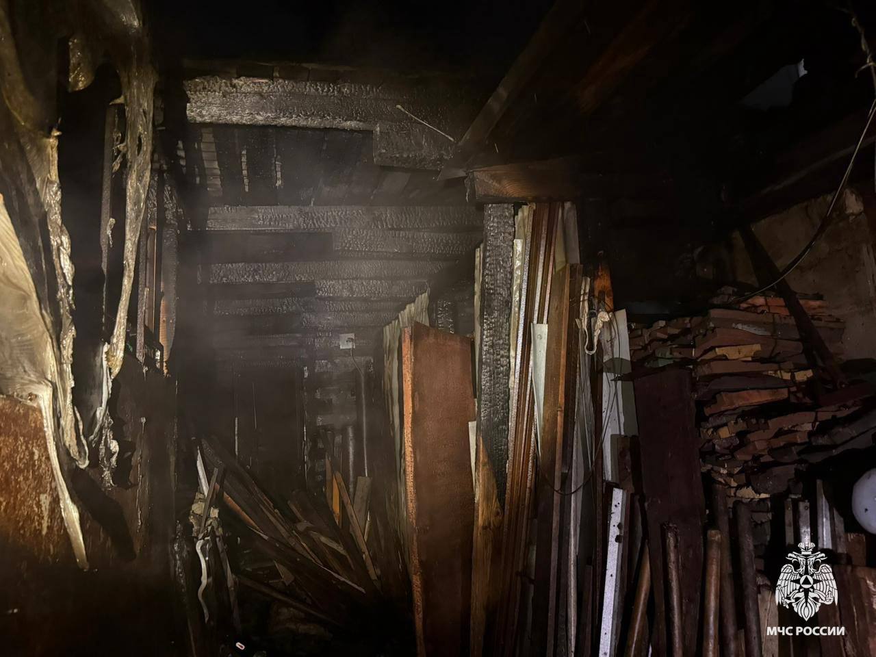 Пожарные тушат баню в Твери  