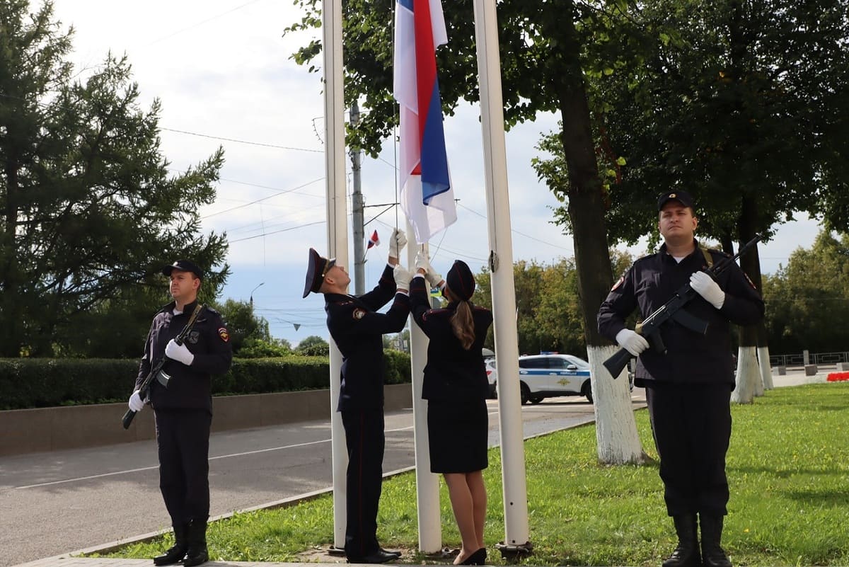 Тверским полицейским в День государственного флага России вручены награды Фото: УМВД России по Тверской области