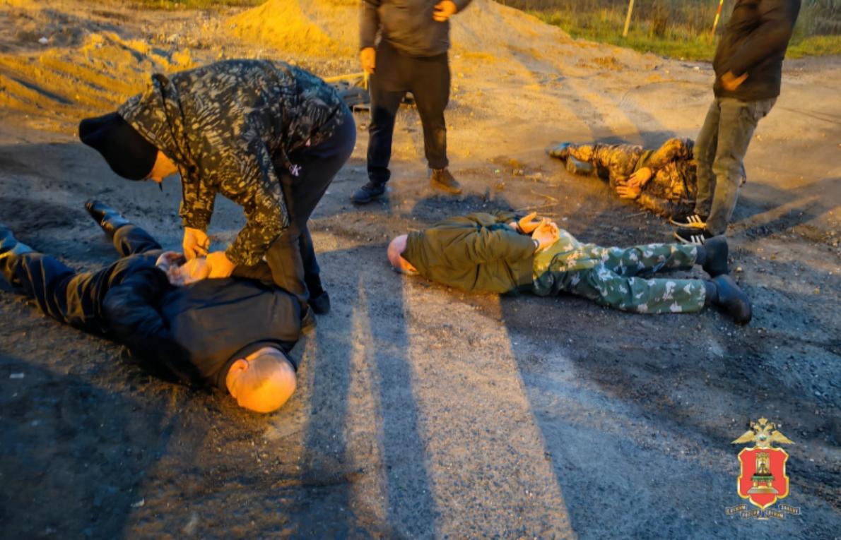 Полиция поймала троих мужчин, ограбивших фуру на М10 в Тверской области - новости Афанасий
