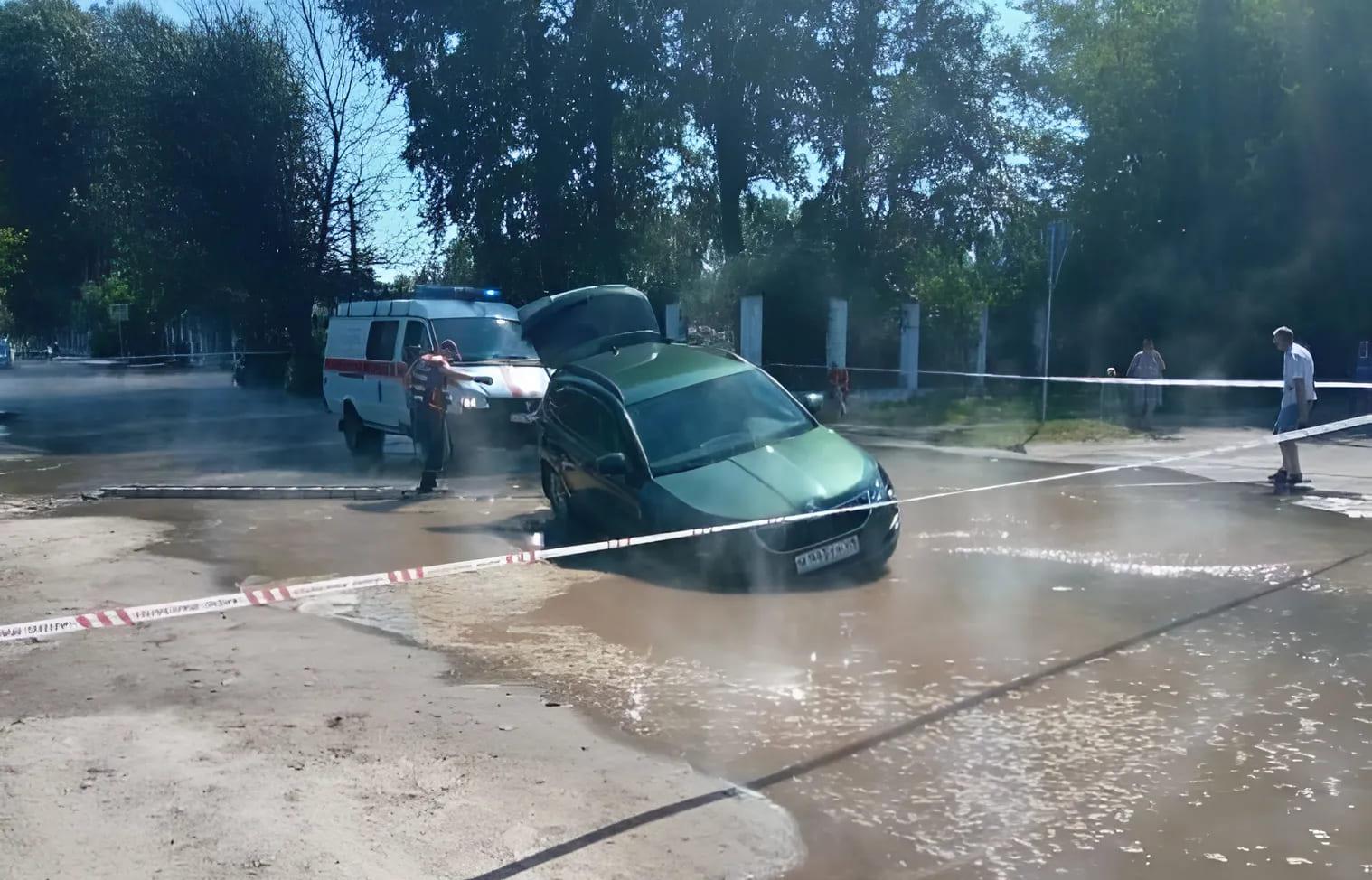 В Твери из провала с горячей водой на дороге эвакуировали автомобиль с пассажирами - новости Афанасий