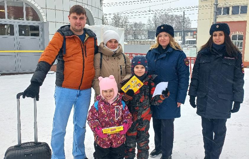 На вокзале в Твери пассажирам дарили подарки - новости Афанасий