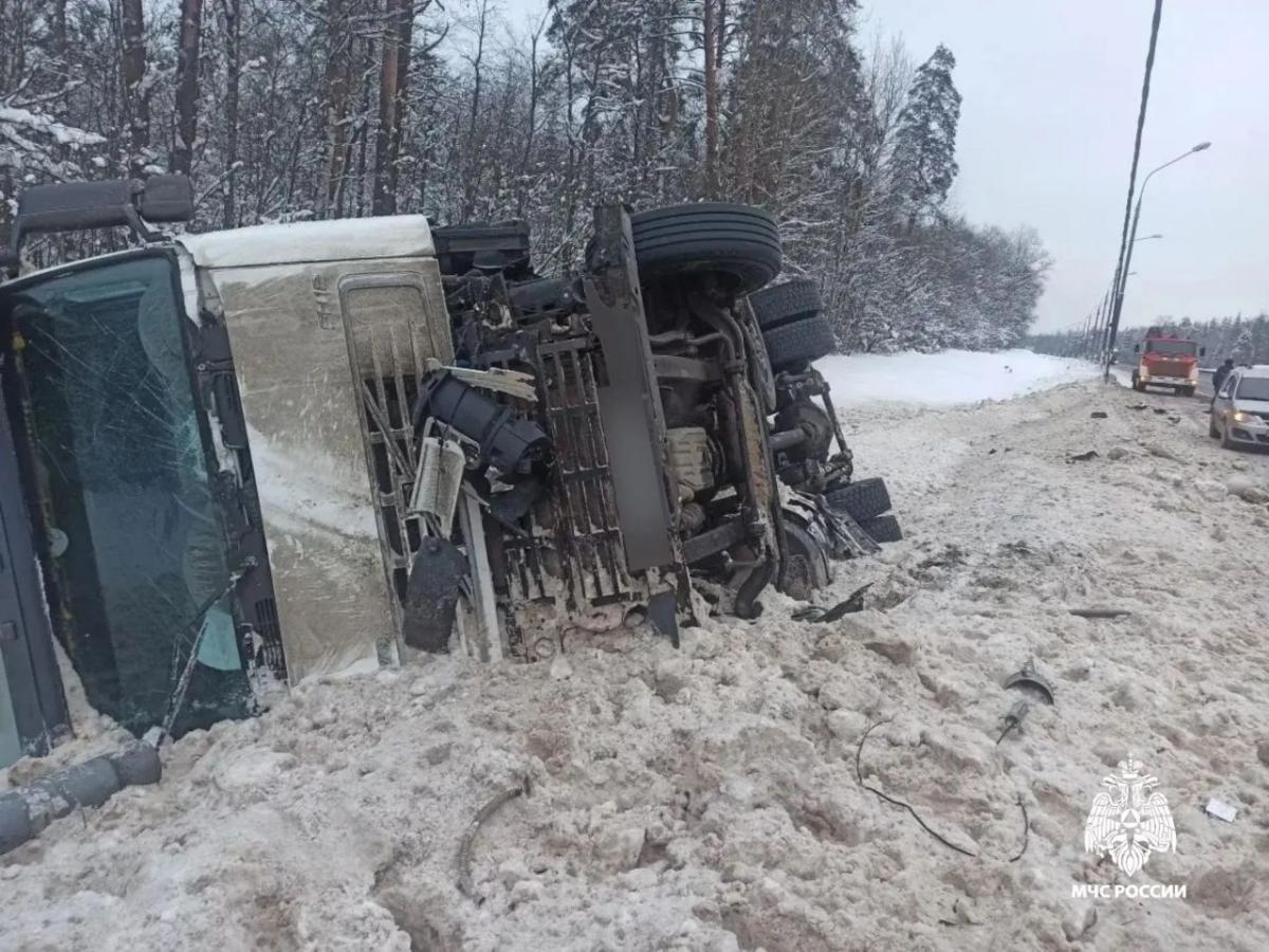 На М10 под Тверью фура перевернулась после ДТП Фото: МЧС