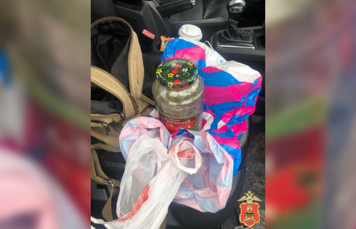 Ржевские полицейские задержали москвича с банкой марихуаны Фото: УМВД Тверской области