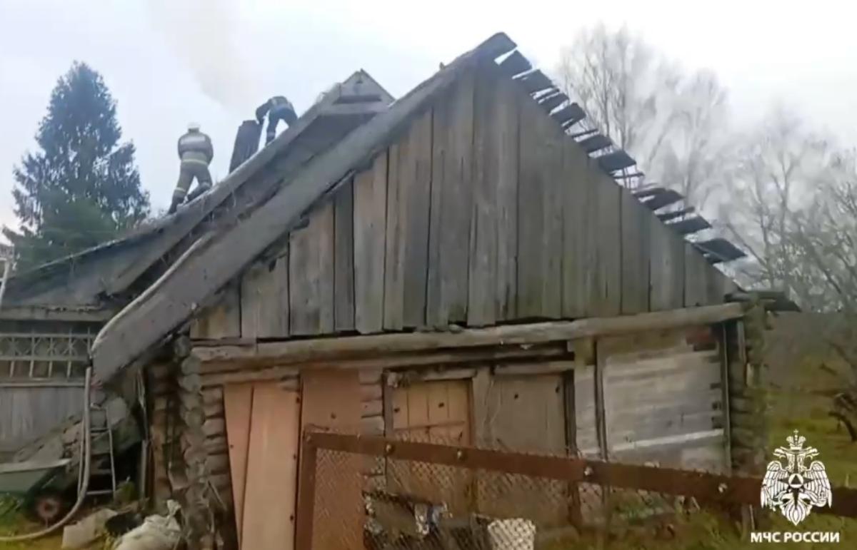 Из-за перекала печи в Тверской области вспыхнул дачный дом Видео: ГУ МЧС России по Тверской области