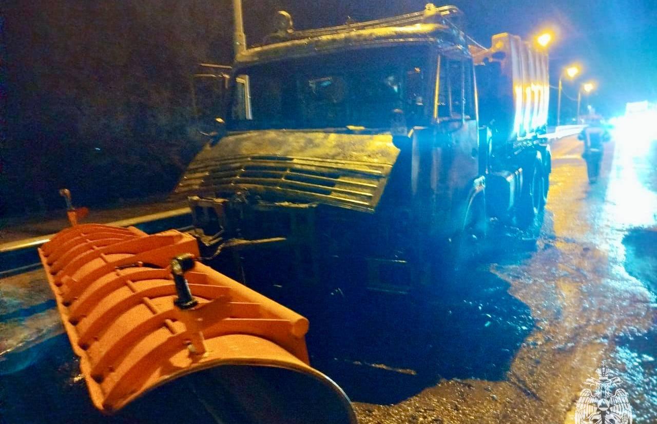 На трассе М10 сгорела дорожная техника - новости Афанасий