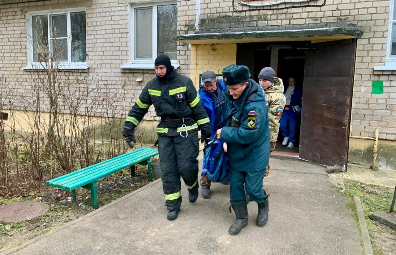 В Торжке сотрудники МЧС помогли фельдшеру погрузить больного в скорую - новости Афанасий