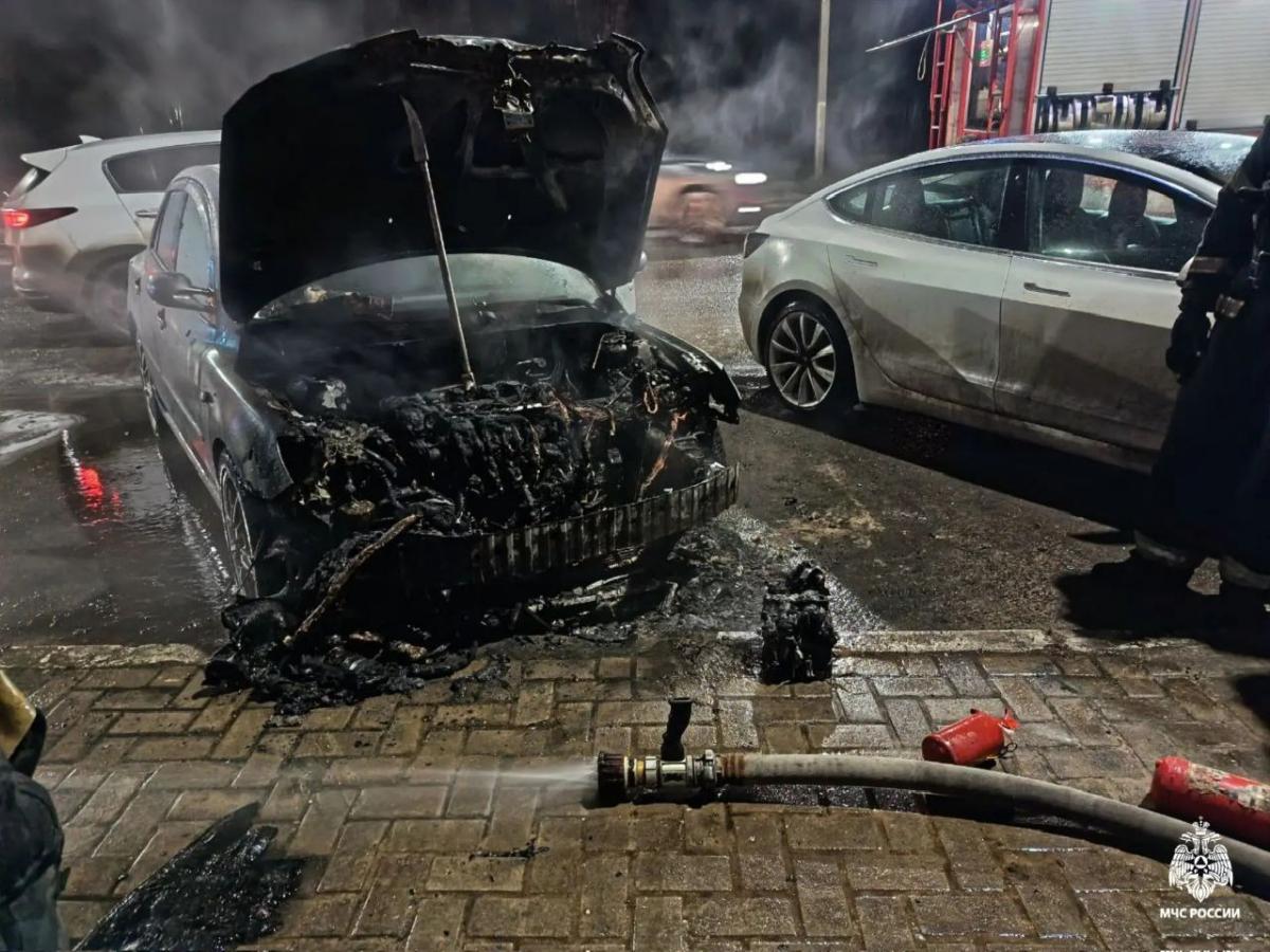 В Твери на парковке загорелась машина Фото: МЧС