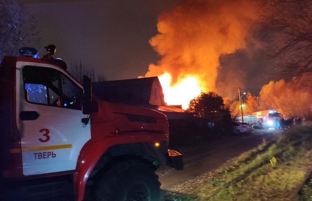 На улице Локомотивной в Твери горит жилой дом - новости Афанасий