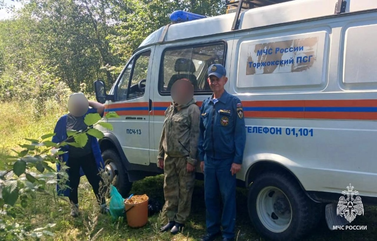 Заблудившихся в лесу грибников оперативно нашли сотрудники МЧС Тверской области