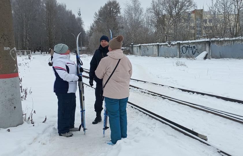 В Твери привлекли к ответственности семь человек, которые шли по ж/д путям Фото: Транспортная полиция