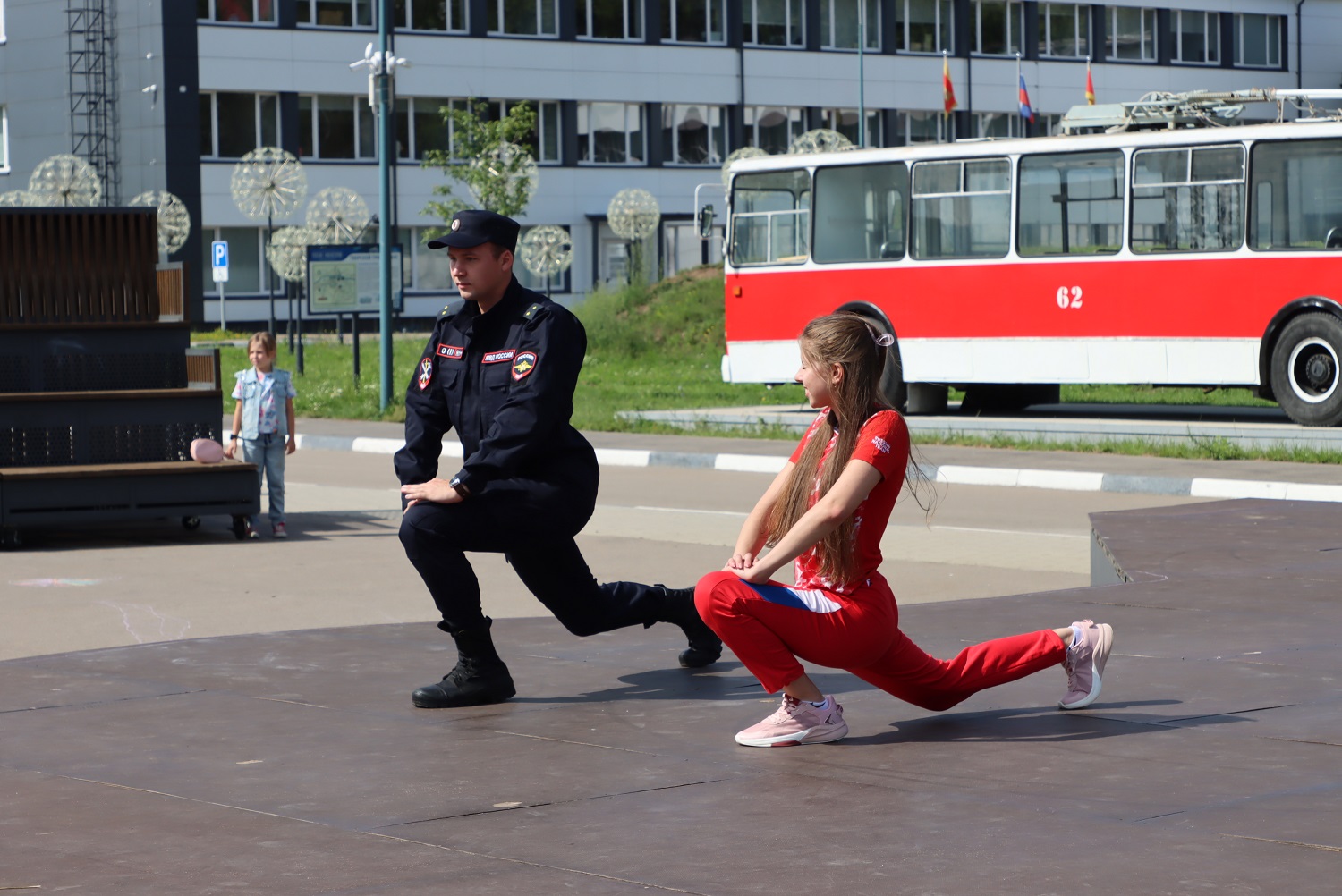 В Твери полицейские и активисты «Движения Первых» провели «Зарядку со стражем порядка» Фото: УМВД России по Тверской области