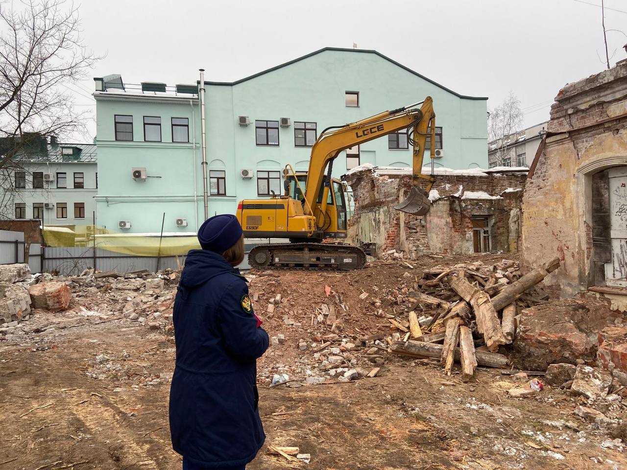 В Твери прокуратура и полиция задержали строительную технику при сносе дома Окнова Фото, видео: Afanasy.biz