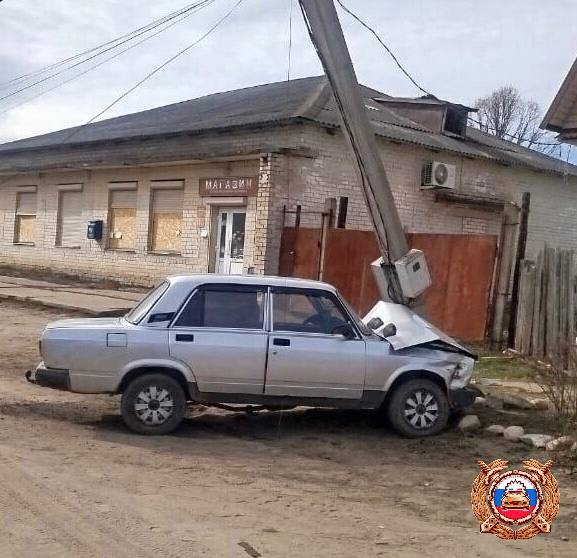 В Торопце 18-летняя девушка на ВАЗе врезалась в столб Фото: ГАИ