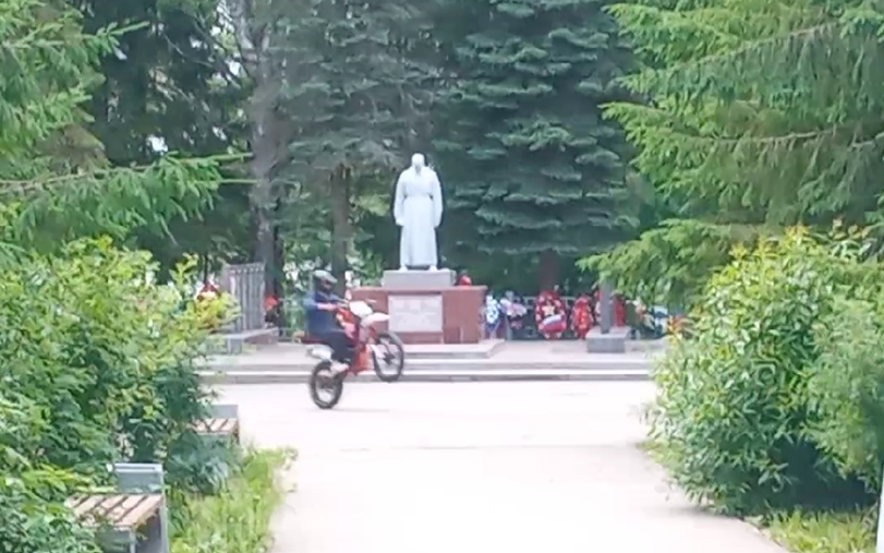 Жителей Удомли возмутили питбайкеры в парке Победы Фото: Подслушано в Удомле