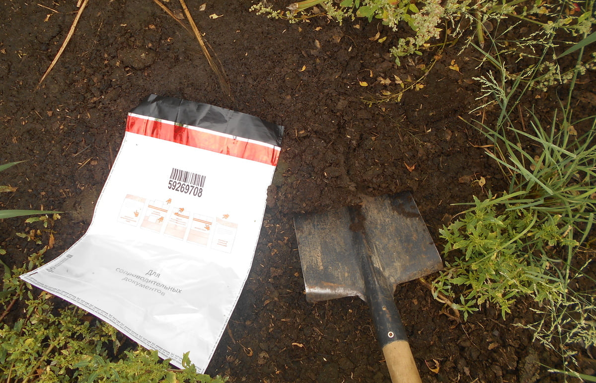 Под Тверью у деревни Змеево на поля свозили навозную жижу 