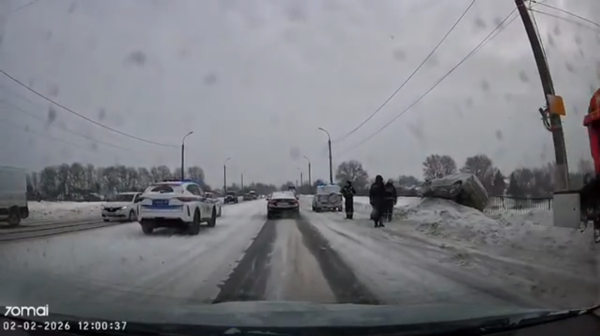 Автомобиль чуть не опрокинулся с моста в Твери  